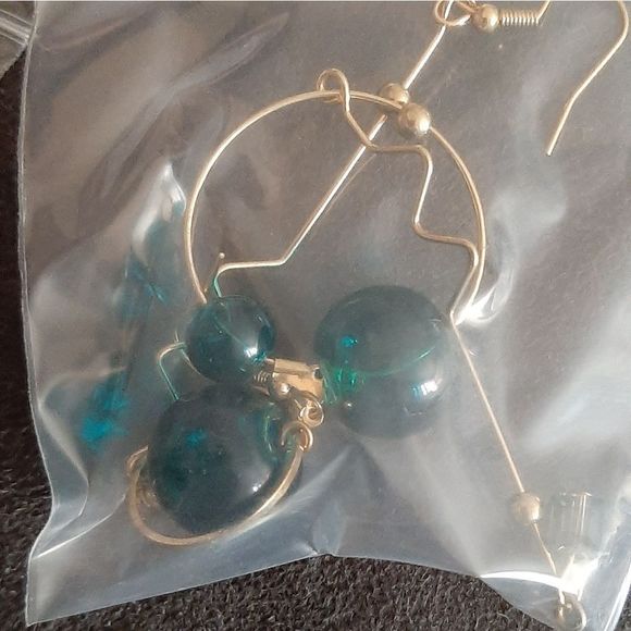 Gold titanium and green blown glass artisan asymmetrical boho art earrings new - Picture 4 of 8